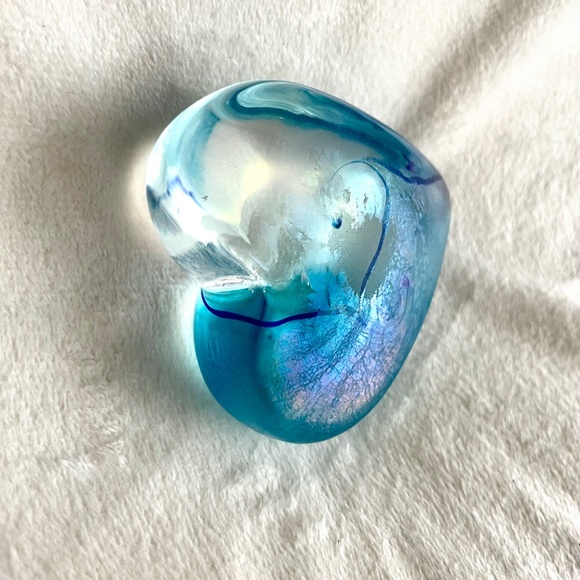 Heart-shaped Glass Paperweight - Picture 9 of 14